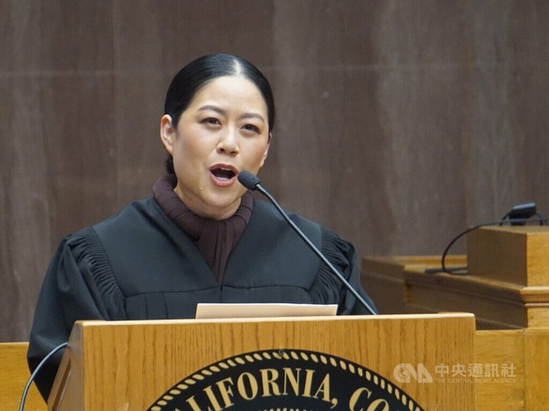 具台裔背景的黃海倫(圖)16日宣誓就職洛杉磯郡高等法院法官,她希望為台裔提高能見度,成為下一代的表率。中央社記者林宏翰洛杉磯攝 114年5月17日