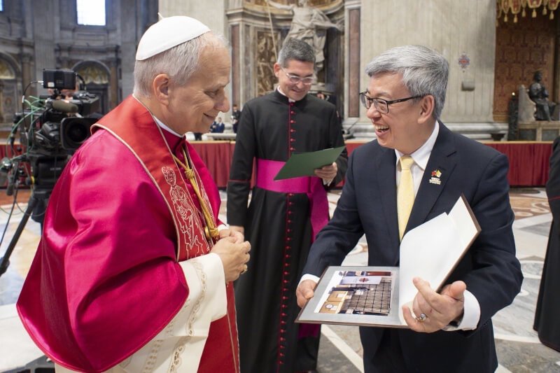 前副總統陳建仁(前右)18日以總統特使身分出席新任教宗良十四世(Pope Leo XIV,前左)就職典禮,典禮後會見教宗良十四世,代表賴總統致意,轉達政府、人民及天主教社群的誠摯祝賀。(外交部提供)中央社記者楊堯茹傳真 114年5月18日