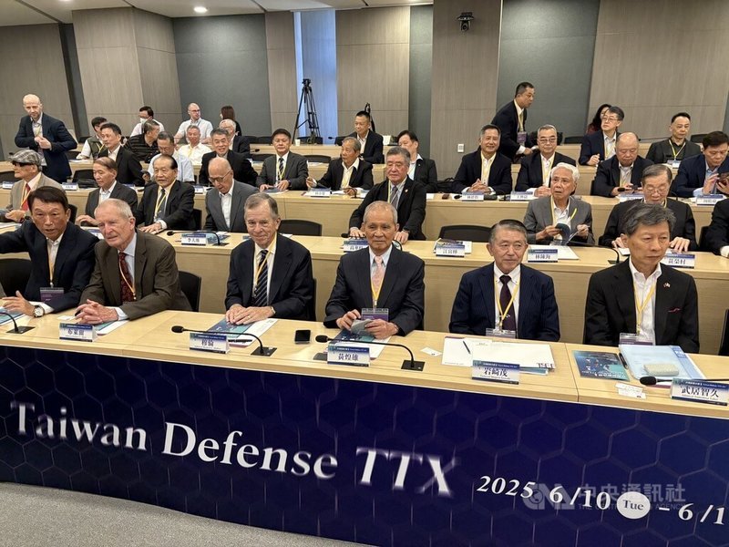 台北政經學院基金會10日舉辦台海防衛兵推,基金會董事長黃煌雄(前排右3)、前日本自衛隊統合幕僚長岩崎茂(前排右2)、前美軍參謀首長聯席會議主席、退役上將穆倫(前排左3)、前參謀總長李喜明(前排左1)等人參與。中央社記者吳書緯攝 114年6月10日