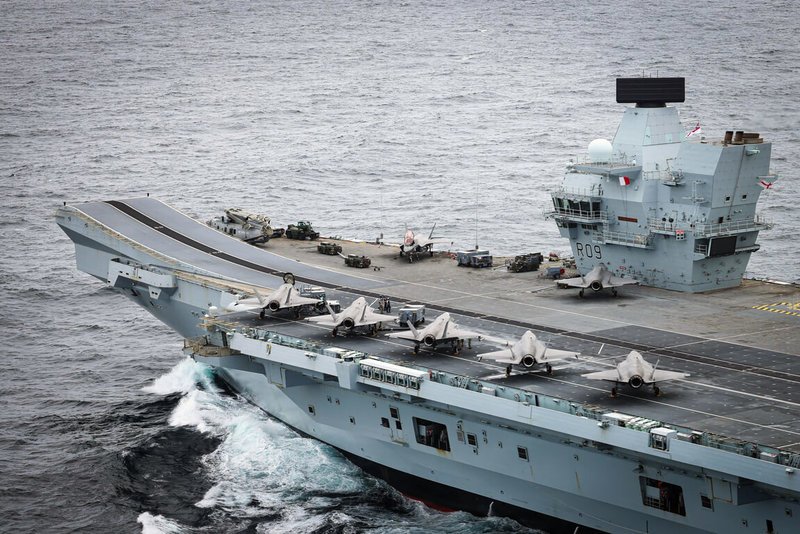 繼2021年後,英國今年4月再度啟動對印太區域的航艦打擊群行動部署,此次空戰能力顯著提升,總計出動英國24架第5代匿蹤戰機F-35B。圖為領銜打擊群的英國海軍「威爾斯親王號」航空母艦15日攝於印度洋。(英國國防部提供)中央社記者陳韻聿倫敦傳真 114年6月17日
