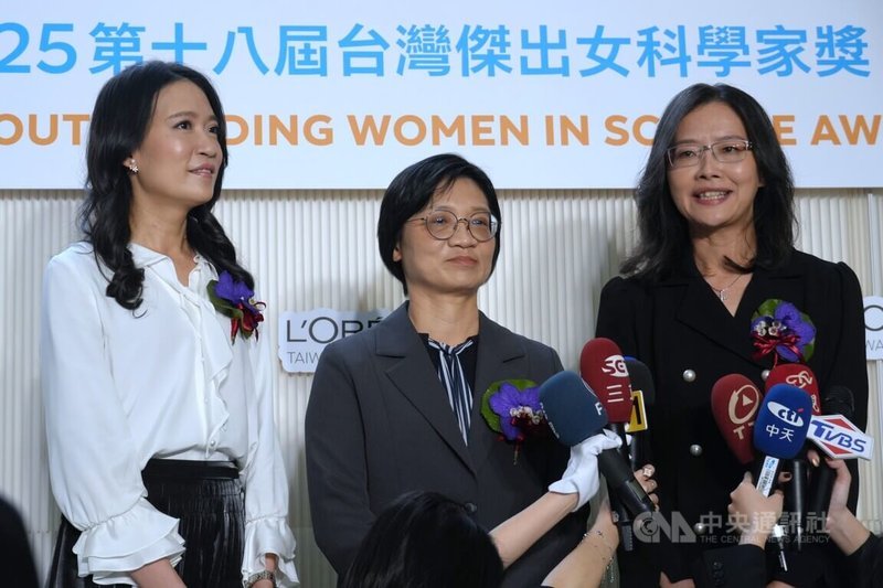 「2025年台灣傑出女科學家獎」8日在台北舉辦記者會公布得主,台灣大學副校長廖婉君(中)獲頒傑出獎,新秀獎則分由台灣大學大氣系副教授黃彥婷(左)、清華大學天文所副教授楊湘怡(右)獲得。中央社記者陳至中攝 114年3月8日