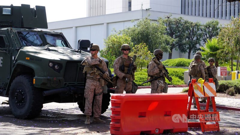 洛杉磯爆發連日示威潮,美國總統川普調派陸戰隊員駐守聯邦政府大樓。圖為陸戰隊員及輕型裝甲車。中央社記者林宏翰洛杉磯攝 114年6月14日