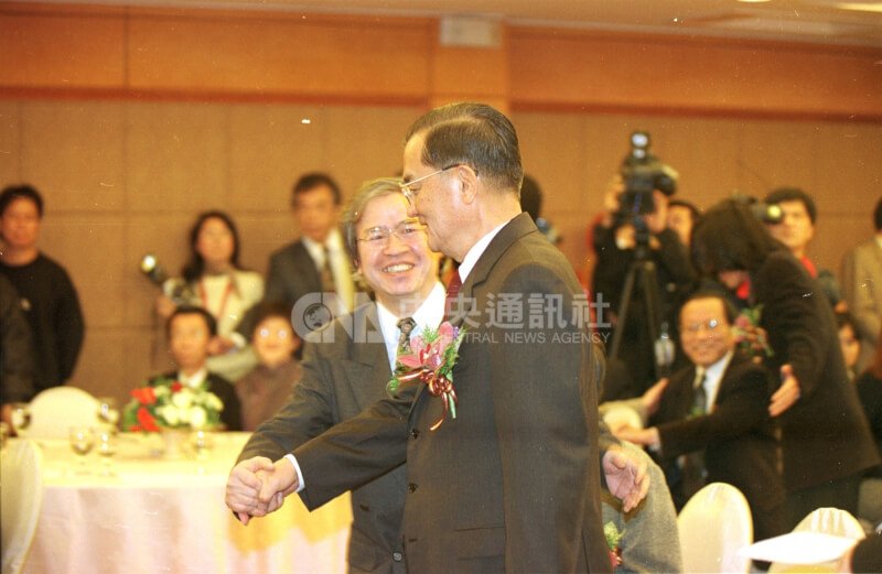 2000年1月新新聞發行人兼總主筆南方朔(左)熱烈歡迎前副總統連戰出席新新聞與PC HOME結盟暨新刊酒會。(中央社檔案照片)