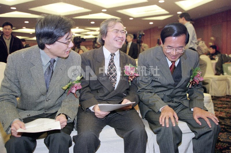 2000年1月民主進步黨提名總統參選人陳水扁應邀參加新新聞、PC HOME結盟暨新刊酒會,向新新聞發行人南方朔(中)與新新聞社長王健壯(左)致賀。(中央社檔案照片)
