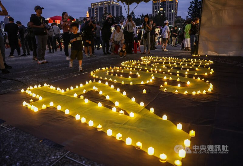 六四天安門事件36週年,華人民主書院與多個民間團體4日晚晚間在台北中正紀念堂舉辦哀悼晚會,現場特別準備巨型8964字樣海報,邀請民眾點燈哀悼。中央社記者裴禛攝 114年6月4日